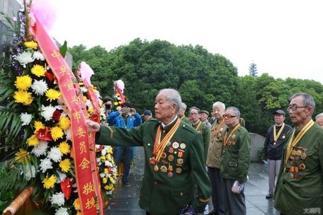 宜兴市部分离退休干部参加烈士公祭活动