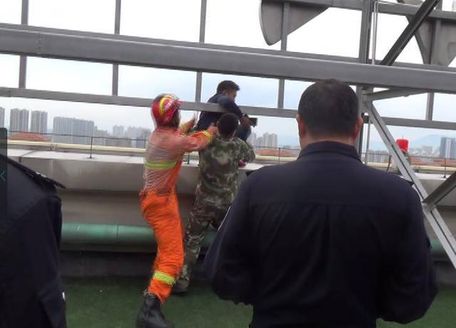 宜兴一男子因骂战被KO,一时想不开就要跳楼自杀
