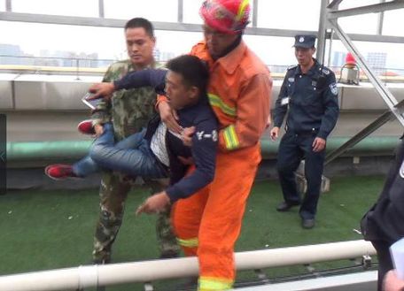 宜兴一男子因骂战被KO,一时想不开就要跳楼自杀