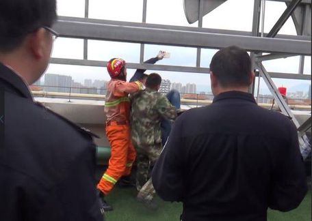 宜兴一男子因骂战被KO,一时想不开就要跳楼自杀