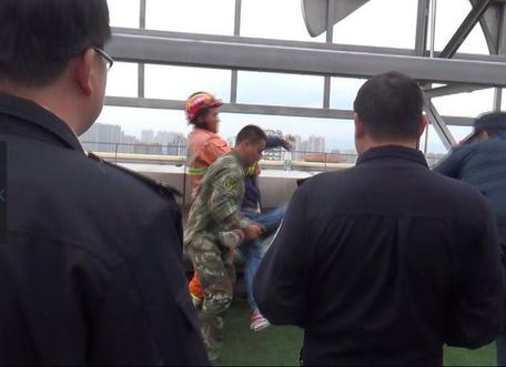 宜兴一男子因骂战被KO,一时想不开就要跳楼自杀