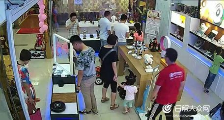 嘉世达家用机器人活力登场童博会现场赠送紫砂杯