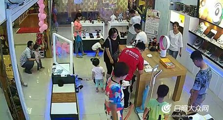 嘉世达家用机器人活力登场童博会现场赠送紫砂杯