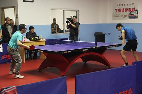 方圆杯乒乓球赛在紫砂工艺厂乒乓球馆举办