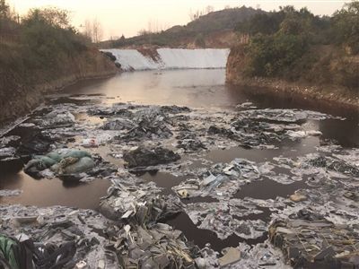 无锡宜兴一山坳里被倾倒大量工业垃圾水变黑林变枯