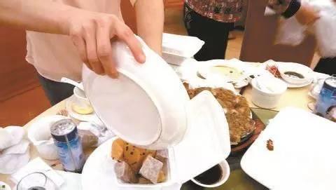 烟不离手、高声喧哗…<b>宜兴</b>人,你的这些不文明用餐行为后果很严重!