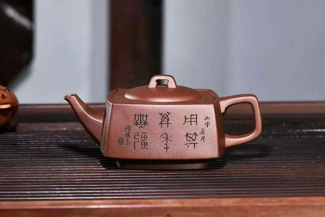 <b>宜兴</b>紫砂壶花货艺术的演变