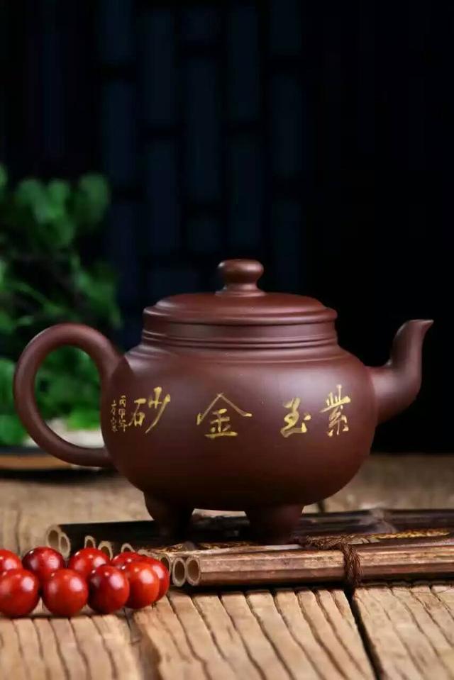 <b>宜兴</b>紫砂壶花货艺术的演变