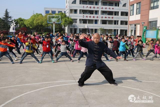 岳曙泽走进<b>宜兴市</b>川埠小学传播陈式太极拳