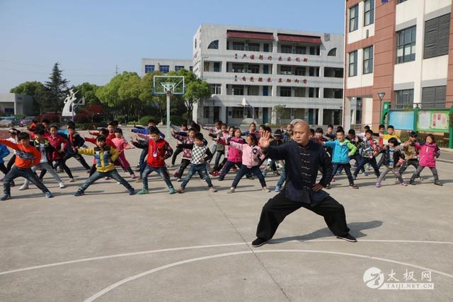 岳曙泽走进<b>宜兴市</b>川埠小学传播陈式太极拳
