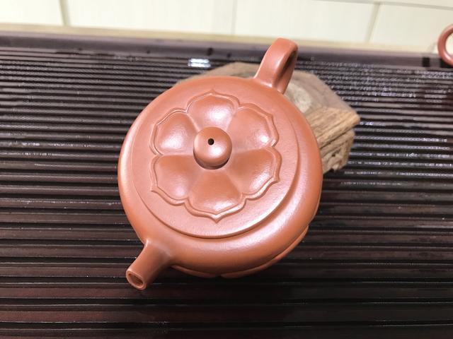 手机实拍:美丽的芙蕖<b>紫砂</b>壶~