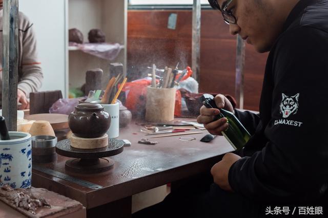 中国江苏宜兴传统<b>紫砂</b>制作工艺考究