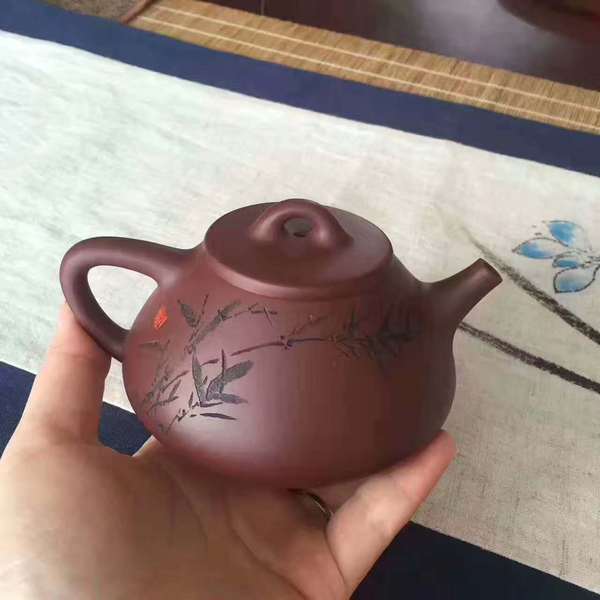 坦然的用<b>紫砂</b>壶喝一壶好茶
