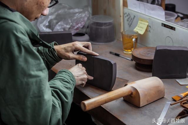 中国江苏宜兴传统<b>紫砂</b>制作工艺考究