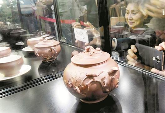图文:身价9200万元<b>紫砂</b>壶来汉展出