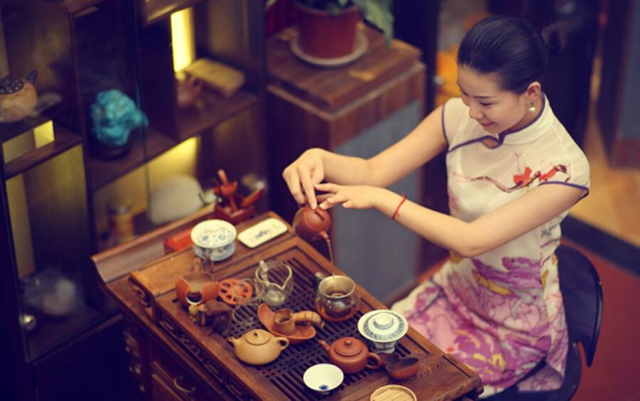 忽悠人的经验:<b>紫砂</b>壶泥料越差,淋水后干得越慢