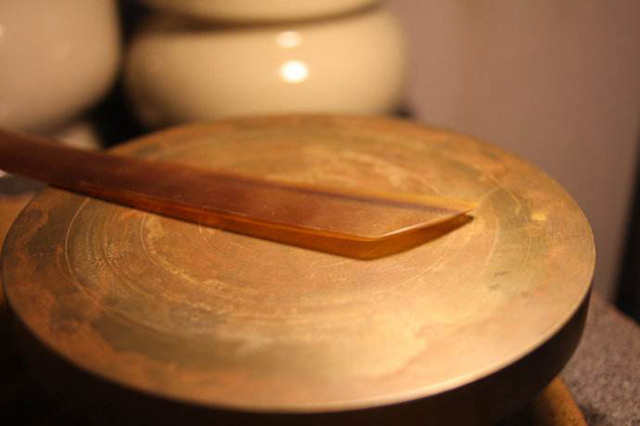 忽悠人的经验:<b>紫砂</b>壶泥料越差,淋水后干得越慢