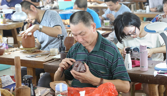 选购<b>紫砂</b>壶不注意这六点,你就是那个