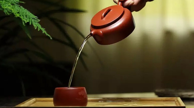 忽悠人的经验:<b>紫砂</b>壶泥料越差,淋水后干得越慢