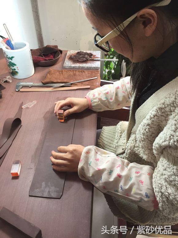 掇球<b>紫砂</b>壶全手工制作过程,很详细,建议收藏!