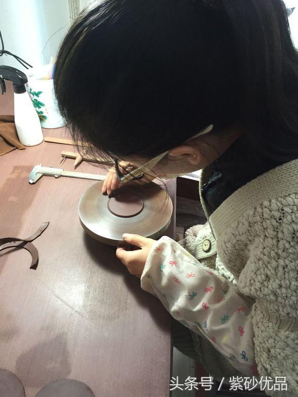 掇球<b>紫砂</b>壶全手工制作过程,很详细,建议收藏!