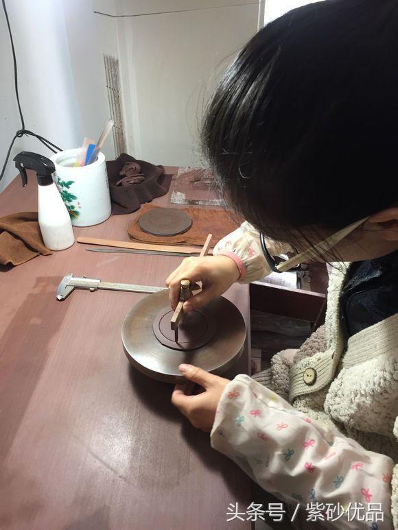 掇球<b>紫砂</b>壶全手工制作过程,很详细,建议收藏!