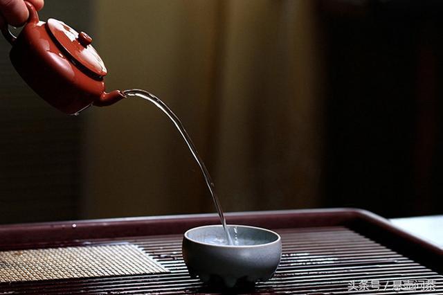 对比一下,如果你的<b>紫砂</b>壶出水孔是这样的,那一定是廉价货!