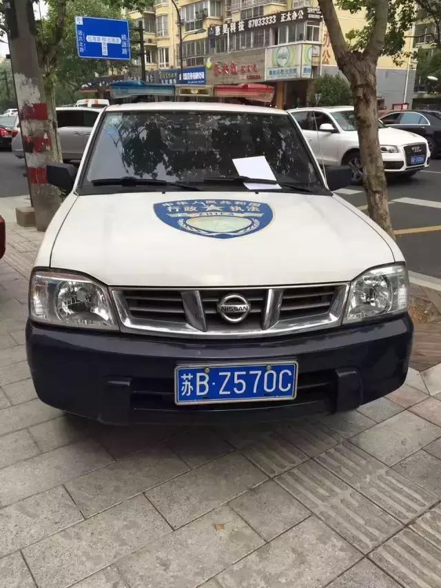 <b>宜兴</b>城管违章停车,热心市民画了张罚单贴车上!
