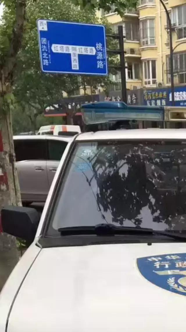 <b>宜兴</b>城管违章停车,热心市民画了张罚单贴车上!