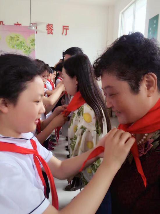 惠人书友向<b>宜兴市</b>大浦小学公益赠书2000多册