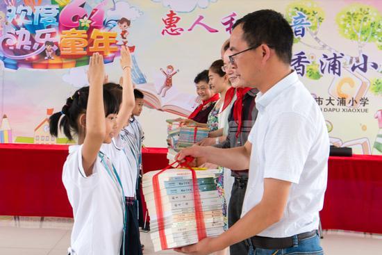 惠人书友向<b>宜兴市</b>大浦小学公益赠书2000多册
