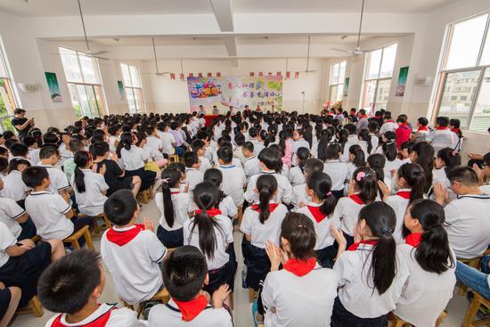 惠人书友向<b>宜兴市</b>大浦小学公益赠书2000多册