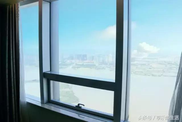 住<b>宜兴</b>地标酒店,每间客房沐浴系统就壕掷20多万,周末不加价!