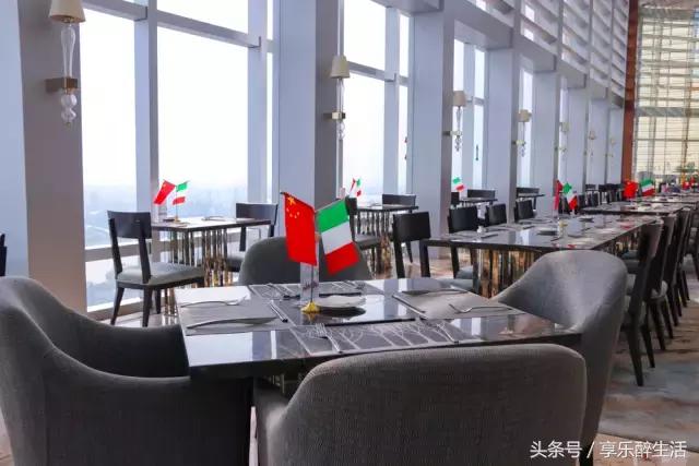 住<b>宜兴</b>地标酒店,每间客房沐浴系统就壕掷20多万,周末不加价!