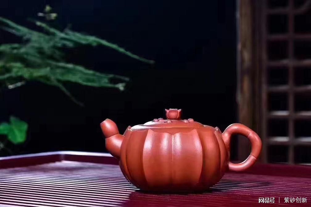 冯可宾在《岕茶笺》中也说"茶壶以小为贵,每一客,壶一把,任其自斟自