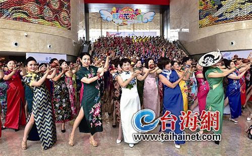 1500名女士手持<b>紫砂</b>壶秀旗袍 在厦成功申请世界纪录