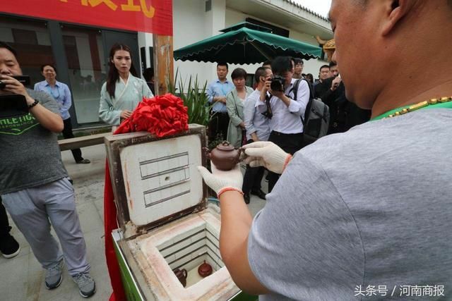 下手狠!今天一北京男子在河南一口气买了十几个精品紫砂壶