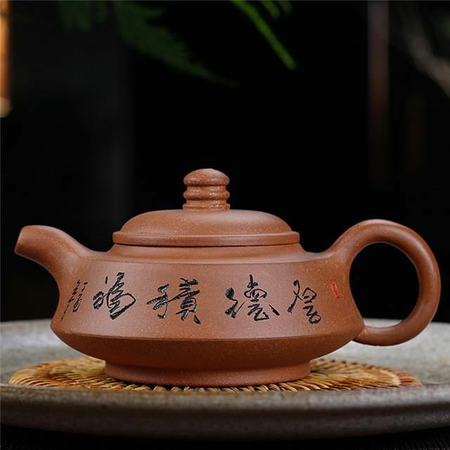 产自江苏宜兴紫砂壶，泡茶最上等，无论是自用还是送礼都特有面子