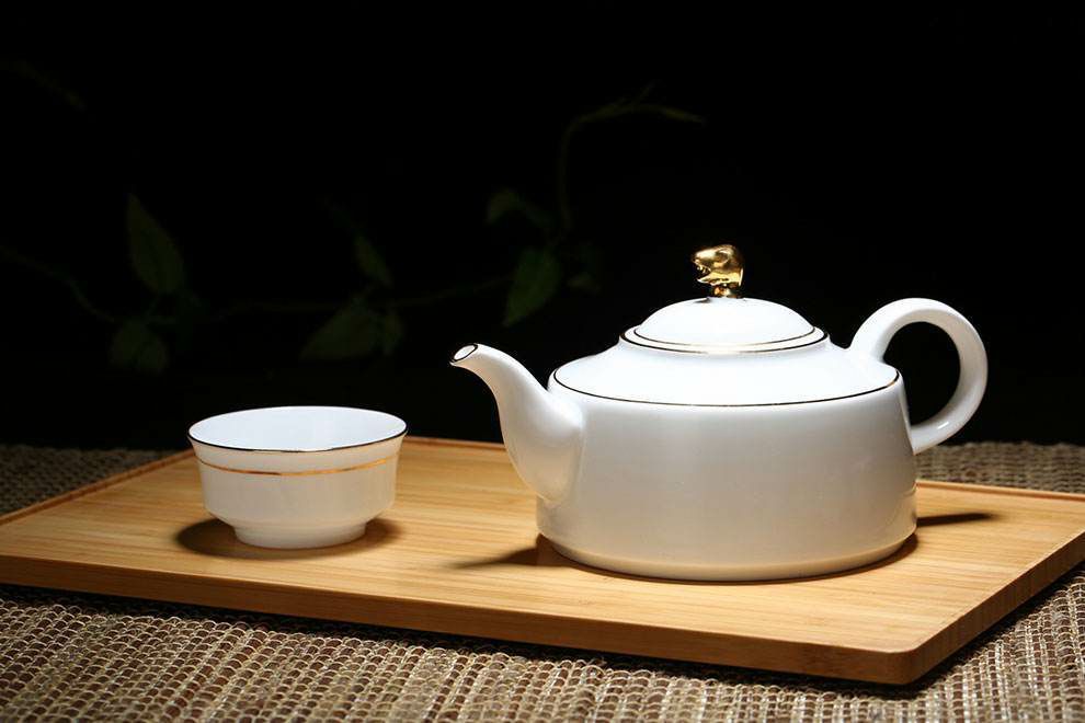 喝茶养壶，你喜欢用紫砂壶还是朱泥壶或是陶瓷壶呢?