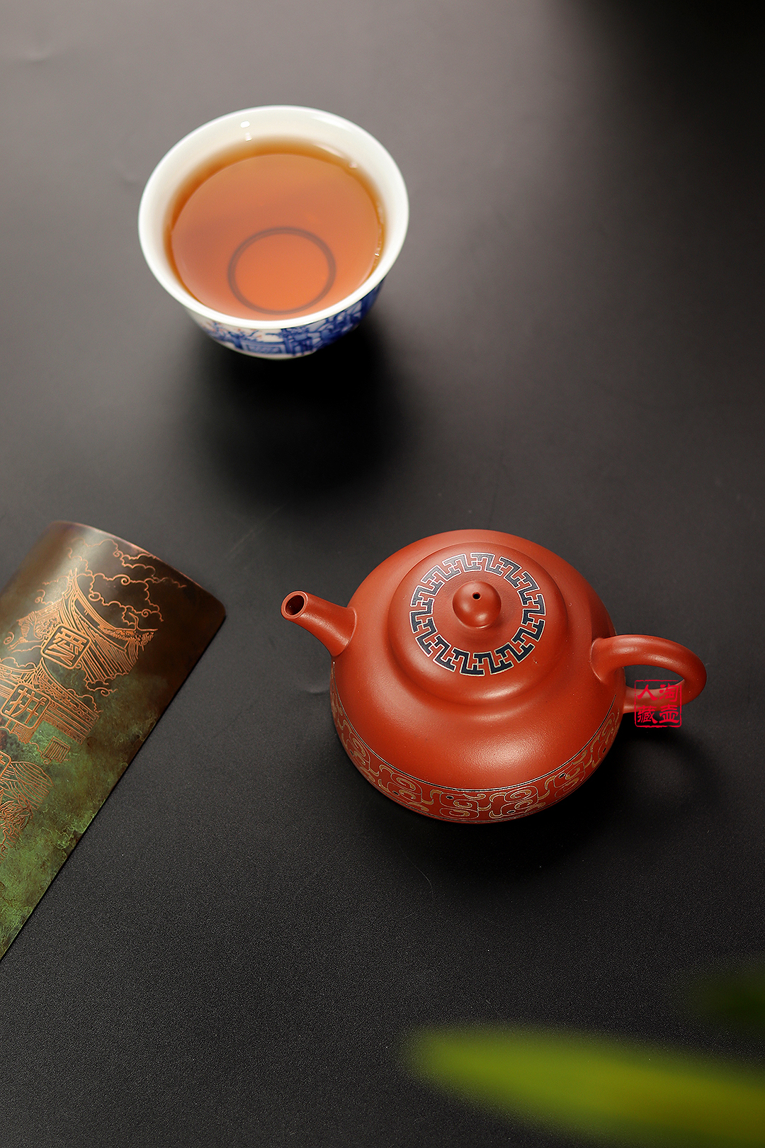 钱美云全手工制《嵌银丝伴月紫砂壶》赏析