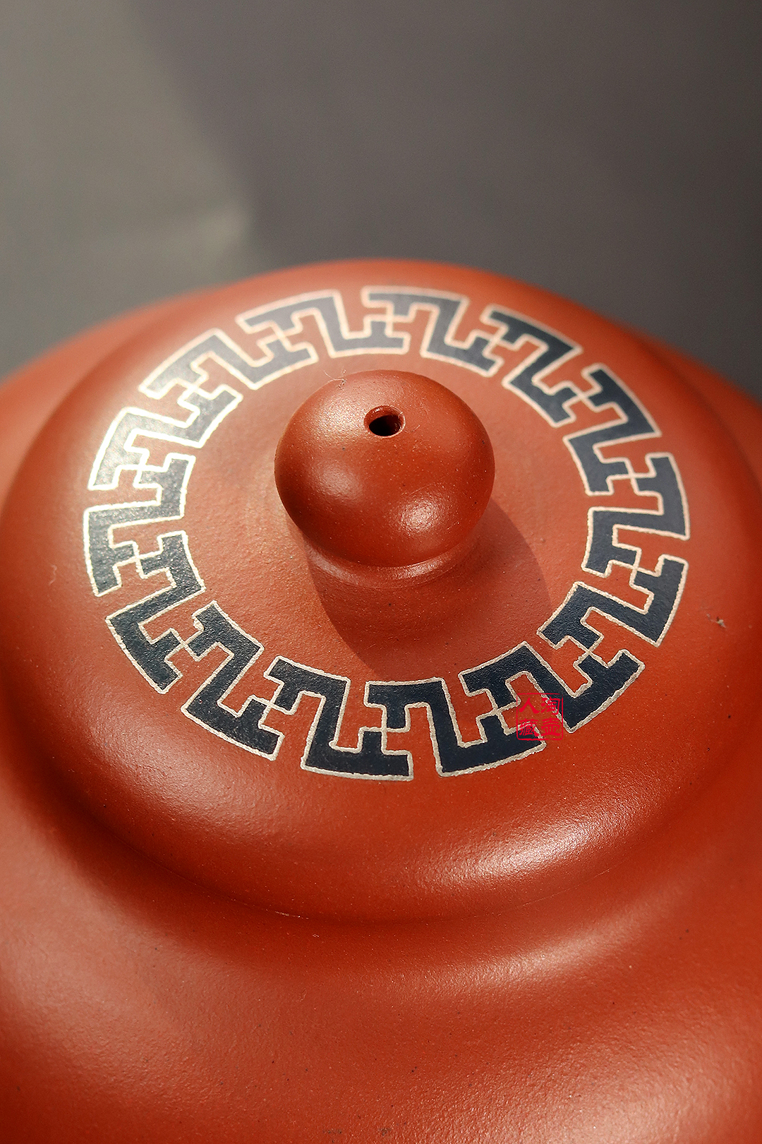 钱美云全手工制《嵌银丝伴月紫砂壶》赏析