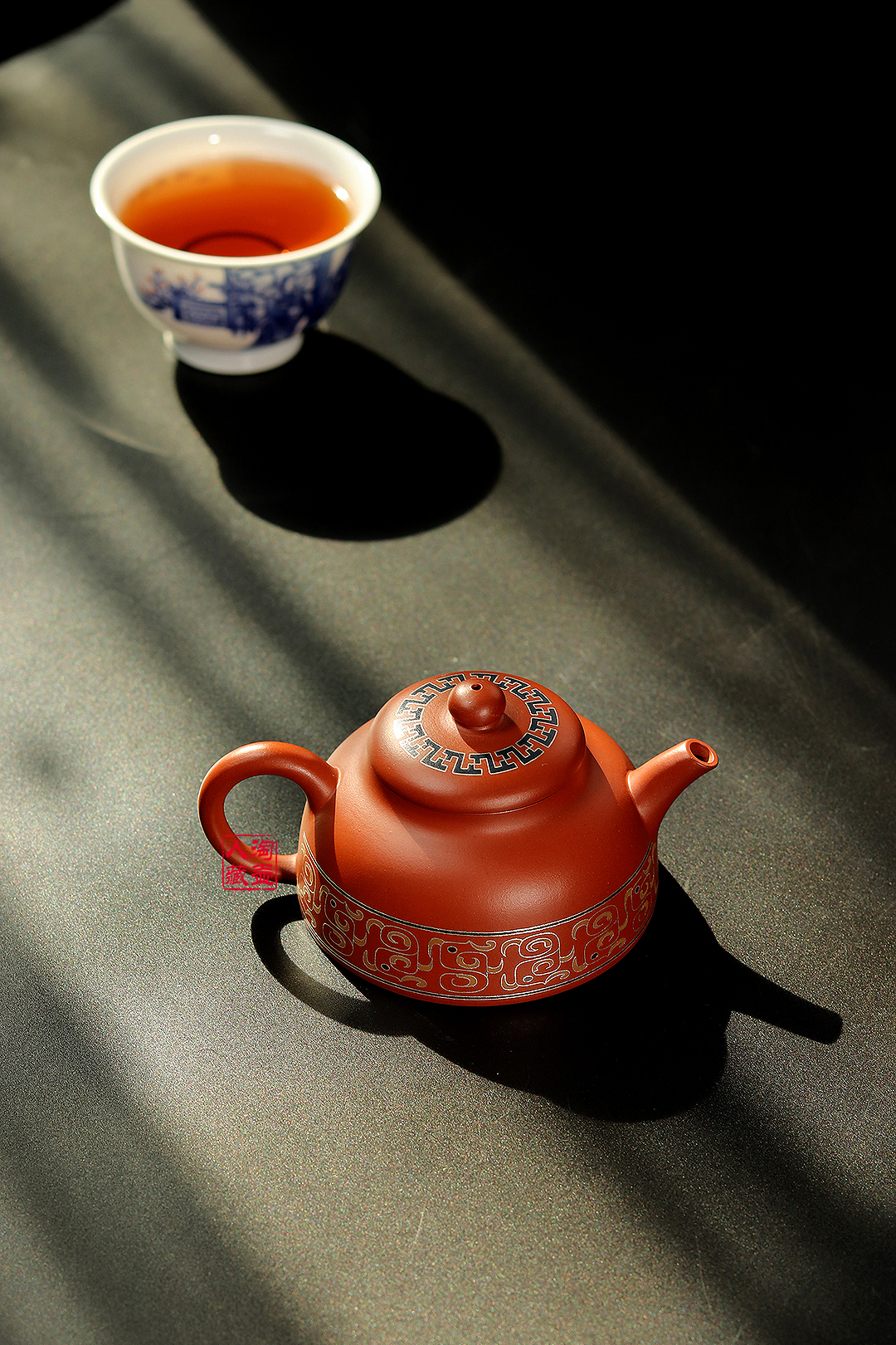 钱美云全手工制《嵌银丝伴月紫砂壶》赏析