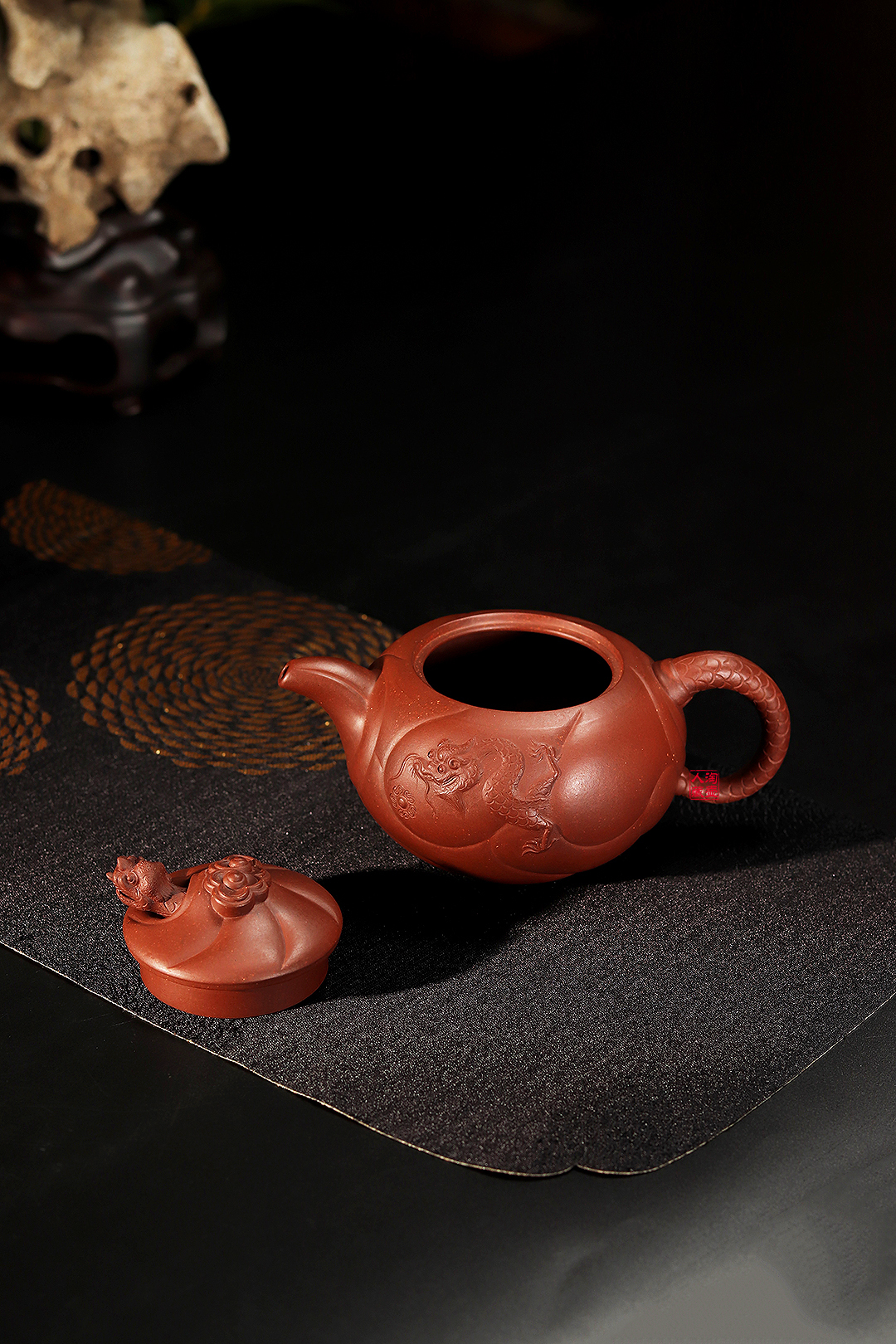 张列平紫砂壶《玉麟鱼化龙》赏析