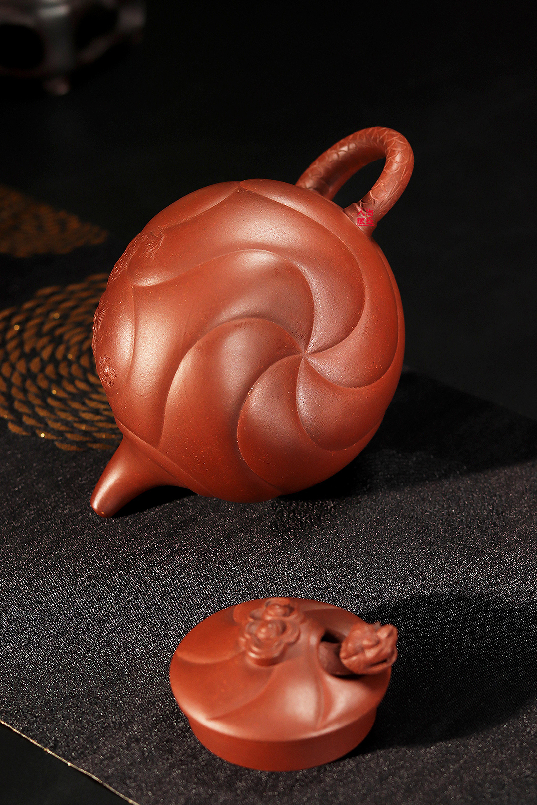 张列平紫砂壶《玉麟鱼化龙》赏析