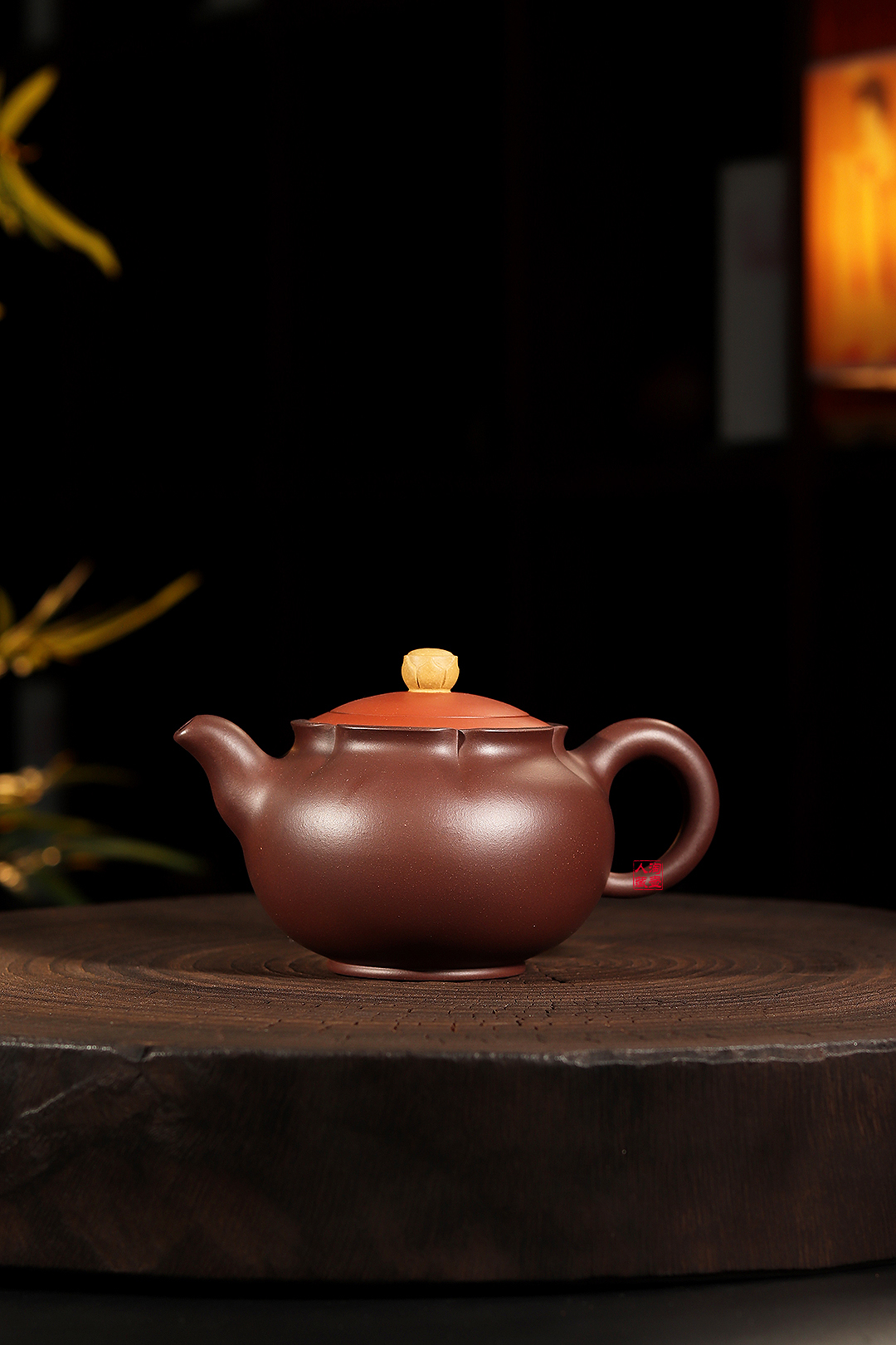 范建中紫砂壶《三色荷花》赏析
