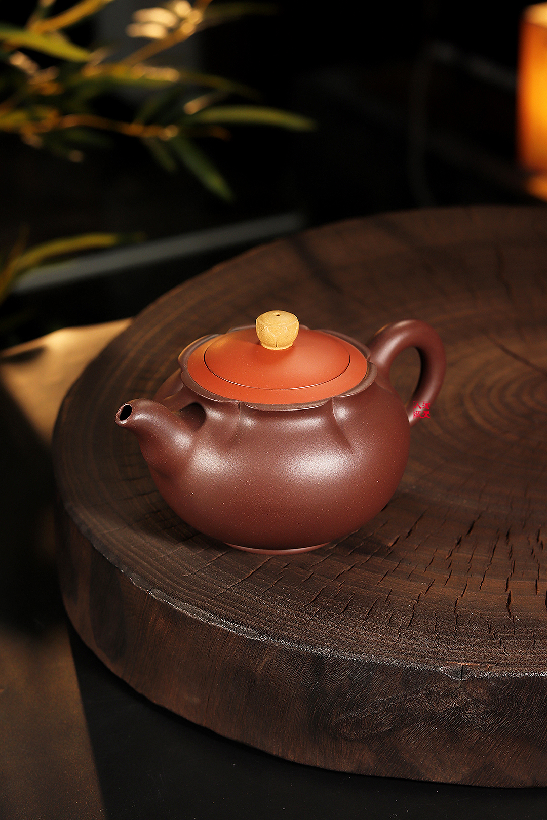 范建中紫砂壶《三色荷花》赏析