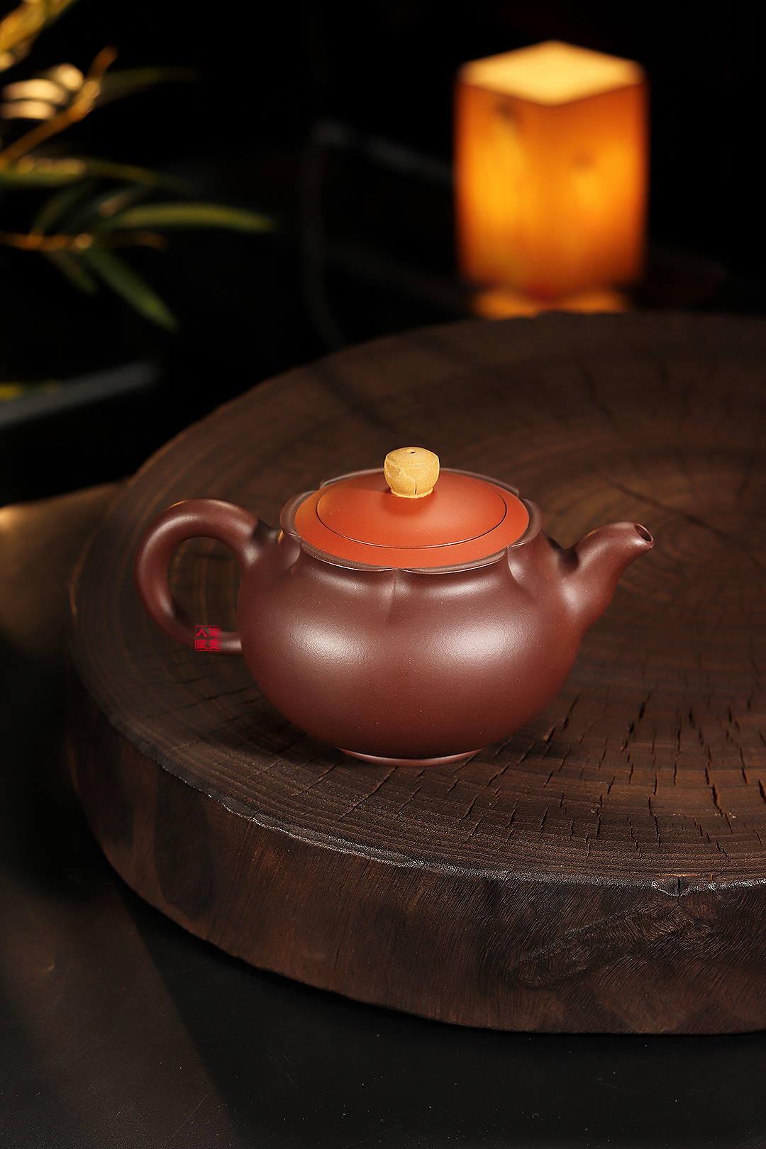 范建中紫砂壶《三色荷花》赏析