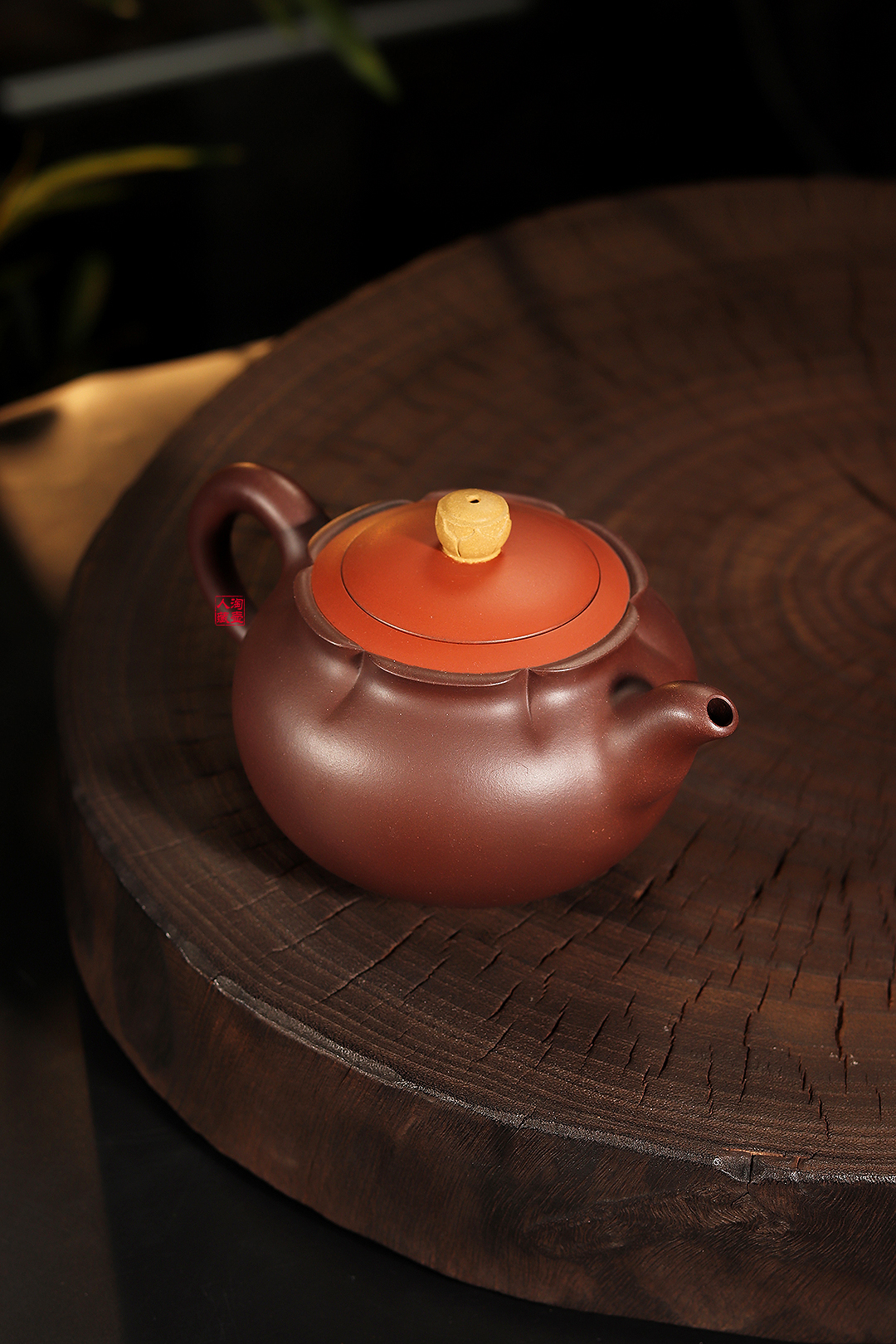 范建中紫砂壶《三色荷花》赏析