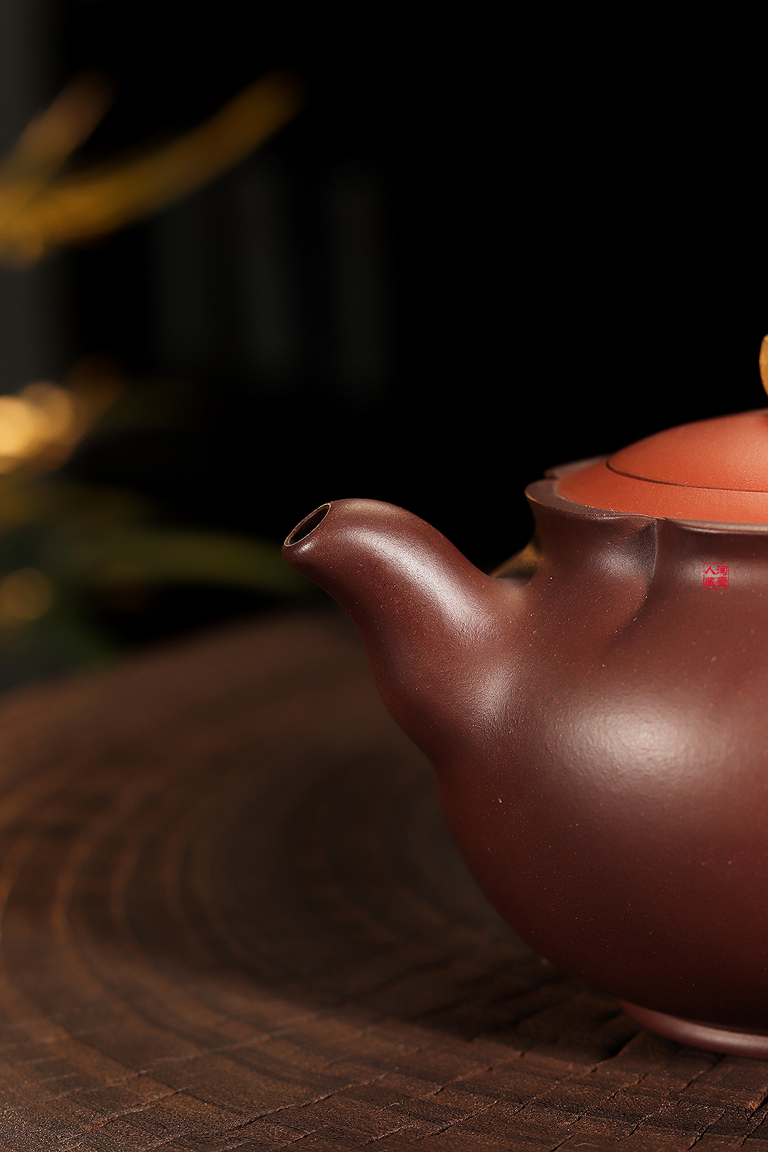 范建中紫砂壶《三色荷花》赏析