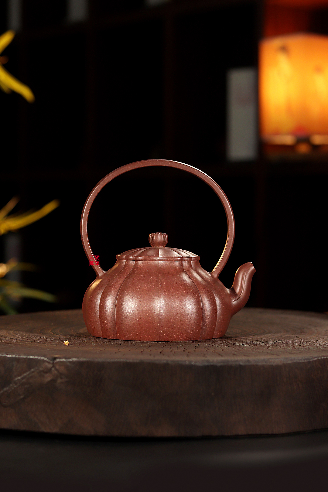 范建中紫砂壶《谦德菱花》赏析